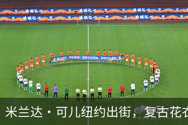 米兰达・可儿纽约出街，复古花衣明艳动人